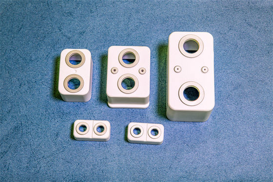 التوتر التقطيعي 20 كيلو فولت لكل مليمتر حلقة السيراميكية الألومينية مع 0٪ امتصاص المياه مناسبة للصناعة